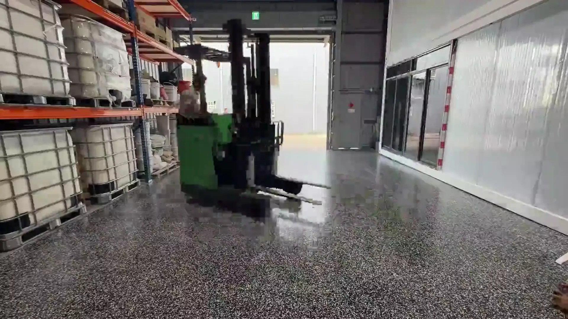 陶磊特聚脲片岩地坪施工完成的地坪表面